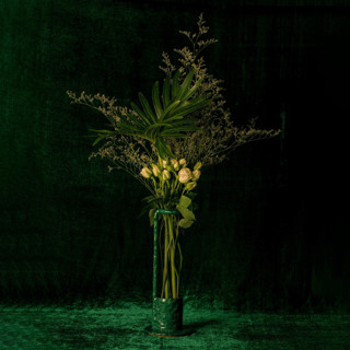 This is a green vases by Algo Studio called base para flores green vase in standard