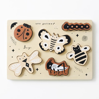 This is a natural home decor by Wee Gallery called wee gallery wooden tray puzzle - bugs in standard