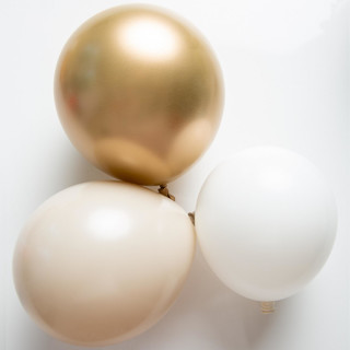 This is a beige wedding decor by Balloon and Bash called champagne thick balloon garland kit (4-6 feet) in standard